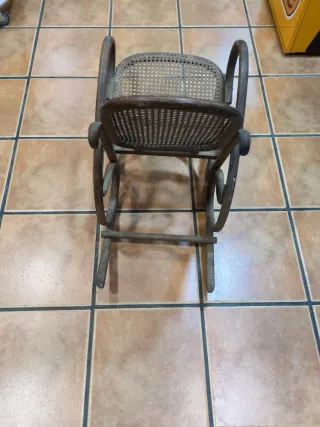 Mecedora infantil antigua madera y rejilla