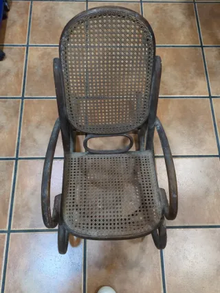 Mecedora infantil antigua madera y rejilla