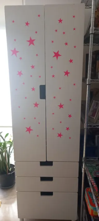 Armario juvenil con estrellas rosas