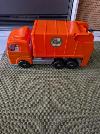 Camión de basura naranja de juguete