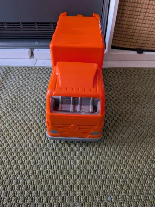 Camión de basura naranja de juguete