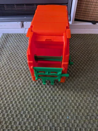 Camión de basura naranja de juguete