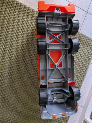 Camión de basura naranja de juguete