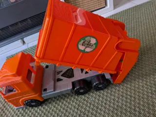 Camión de basura naranja de juguete