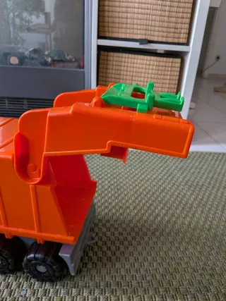 Camión de basura naranja de juguete