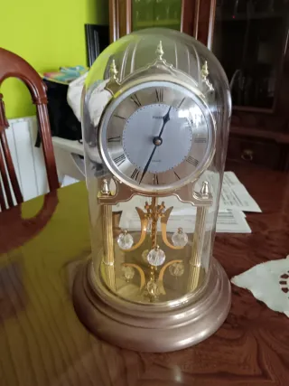 Reloj de sobremesa de cristal y latón