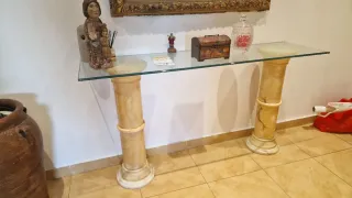 Recibidor de cristal y piedra