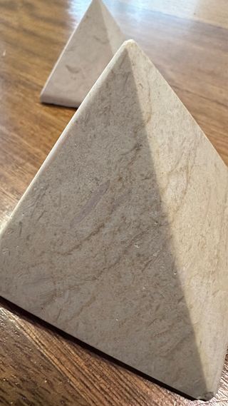 Piedras decorativas de piramide