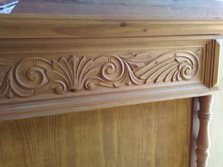 Frontal de chimenea de madera tallada y torneada