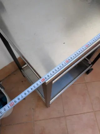 Mesa auxiliar metálica