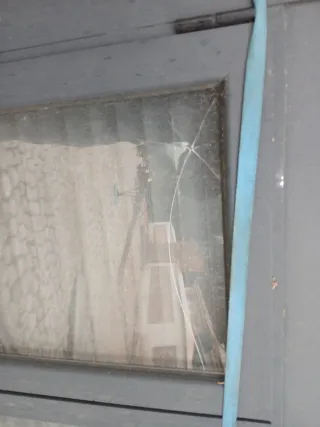 Ventana de aluminio gris