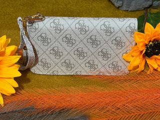 Monedero blanco con detalles dorados