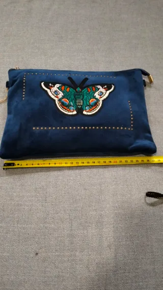Bolso terciopelo azul con mariposa bordada (nuevo)