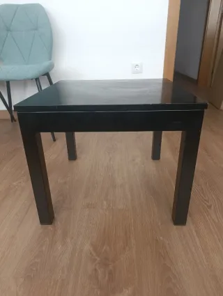 Mesa auxiliar negra extraíble