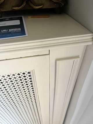 Cubre radiador de madera con rejilla