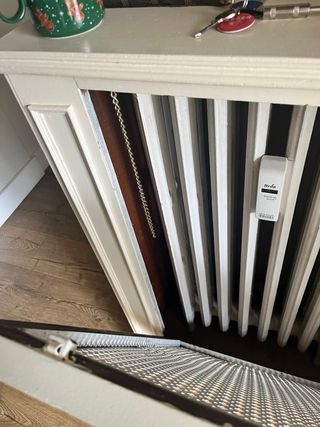 Cubre radiador de madera con rejilla