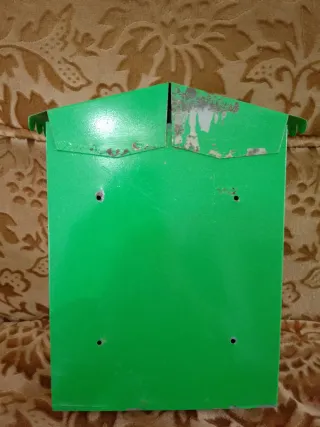 Buzón verde con llave