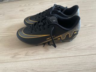 Zapatillas de fútbol rosas y negras