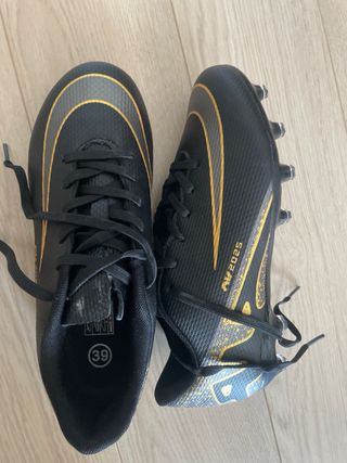 Zapatillas de fútbol rosas y negras