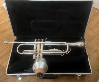 Trompeta Conn 20B con sordina Harmon