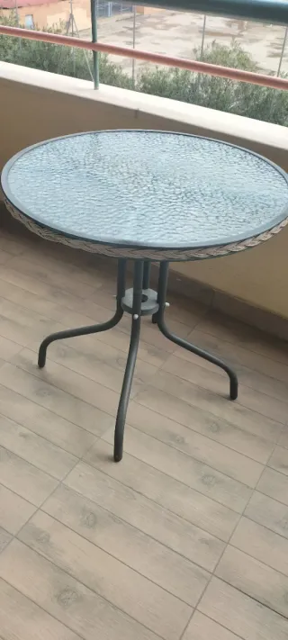 Mesa redonda terraza cristal y mimbre