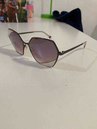 Gafas de sol grises y moradas