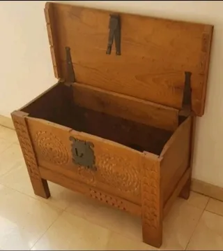 Baúl madera teca tallado a mano