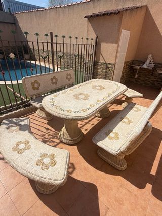 Juego de mesa y bancos de piedra para jardín
