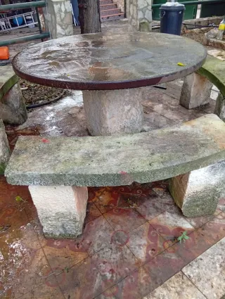 Mesa y bancos de piedra