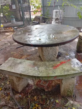 Mesa y bancos de piedra