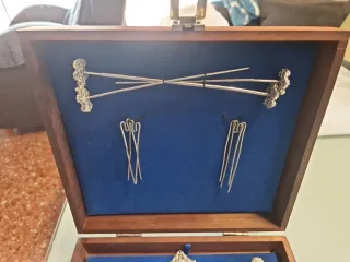 Aderezo fallero perlas y piedras verdes, de niña