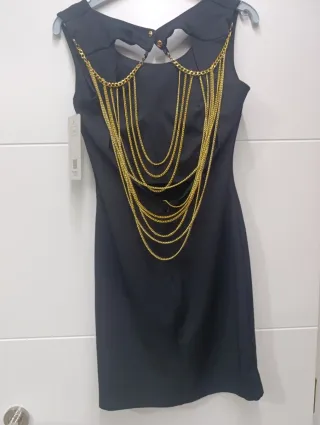 Vestido negro con cadenas doradas