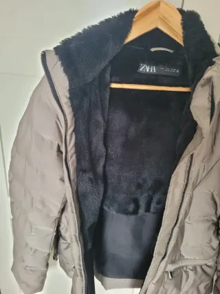 Cazadora Zara plumifero gris con cinturón