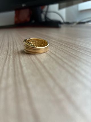 Anillo dorado con piedras verdes