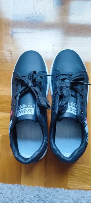 Zapatillas deportivas negras y multicolor