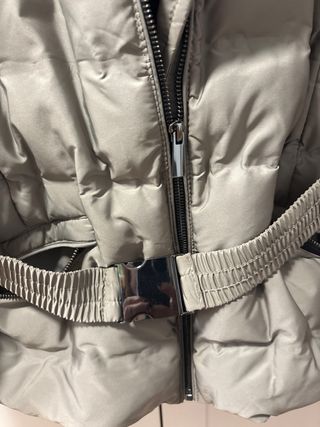 Plumífero gris con capucha y forro negro