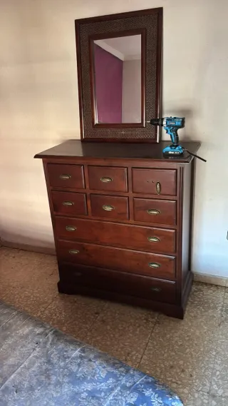 Armario de madera con espejo