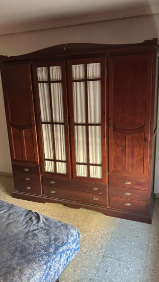 Armario de madera con espejo