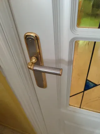 Puerta lacada blanca con cristal emplomado