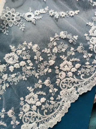 Mantilla media luna encaje blanco