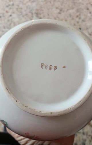 Tetera de porcelana con flores