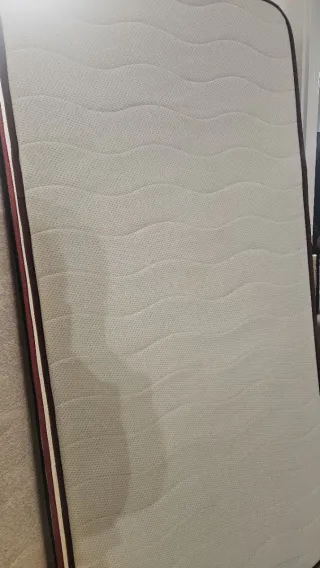 Somier tapizado con patas y colchón 90cm cama.