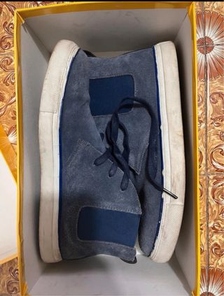 Scarpe scamosciate blu e bianche