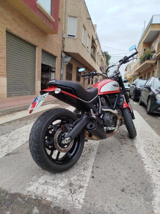 Ducati Scrambler Roja y Blanca