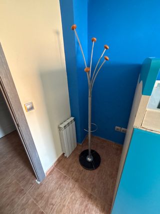 Perchero de pie metal y madera