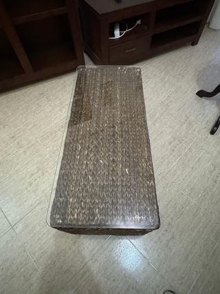 Mesa de centro mimbre y cristal y sillon a juego