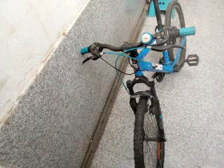 Bicicleta azul y roja