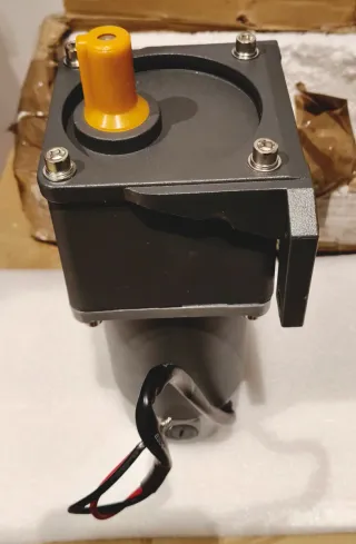 Generador imanes 12V + acoplador+ motor