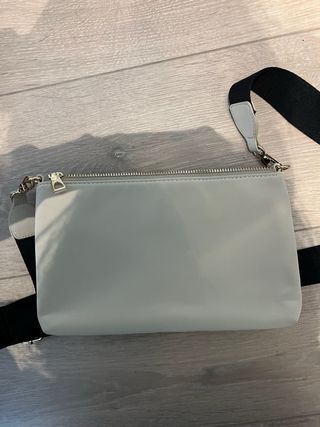 Bolso Parfois blanco con correa negra