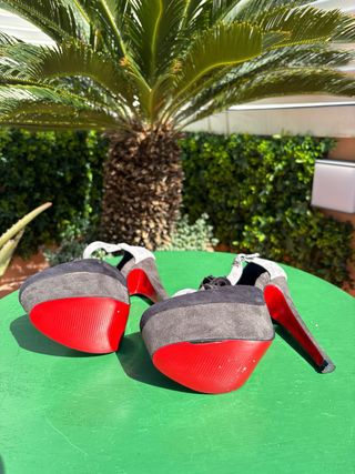 Zapatos de tacón con flores de antelina